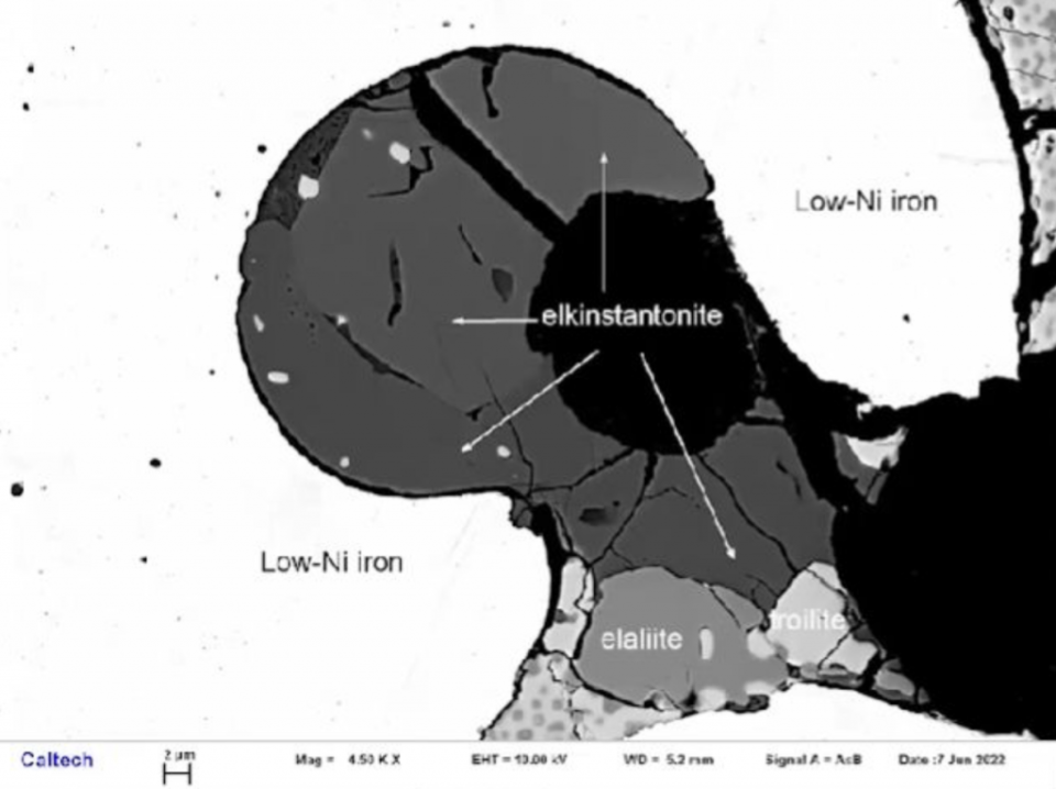 在 El Ali 隕石中發現的 Elkinstantonite 礦物。 （Chi Ma/加州理工學院）