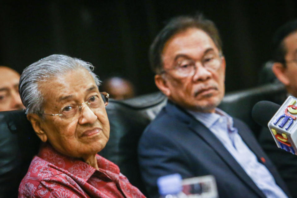 Prime Minister Tun Dr Mahathir Mohamad and PKR president Datuk Seri Anwar Ibrahim during a press conference with Pakatan Harapan and Warisan MPs in Shah Alam October 6, 2019. — Picture by Hari Anggara