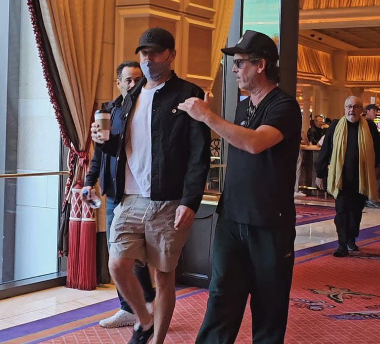 Leonardo DiCaprio intentando pasar inadvertido en Las Vegas