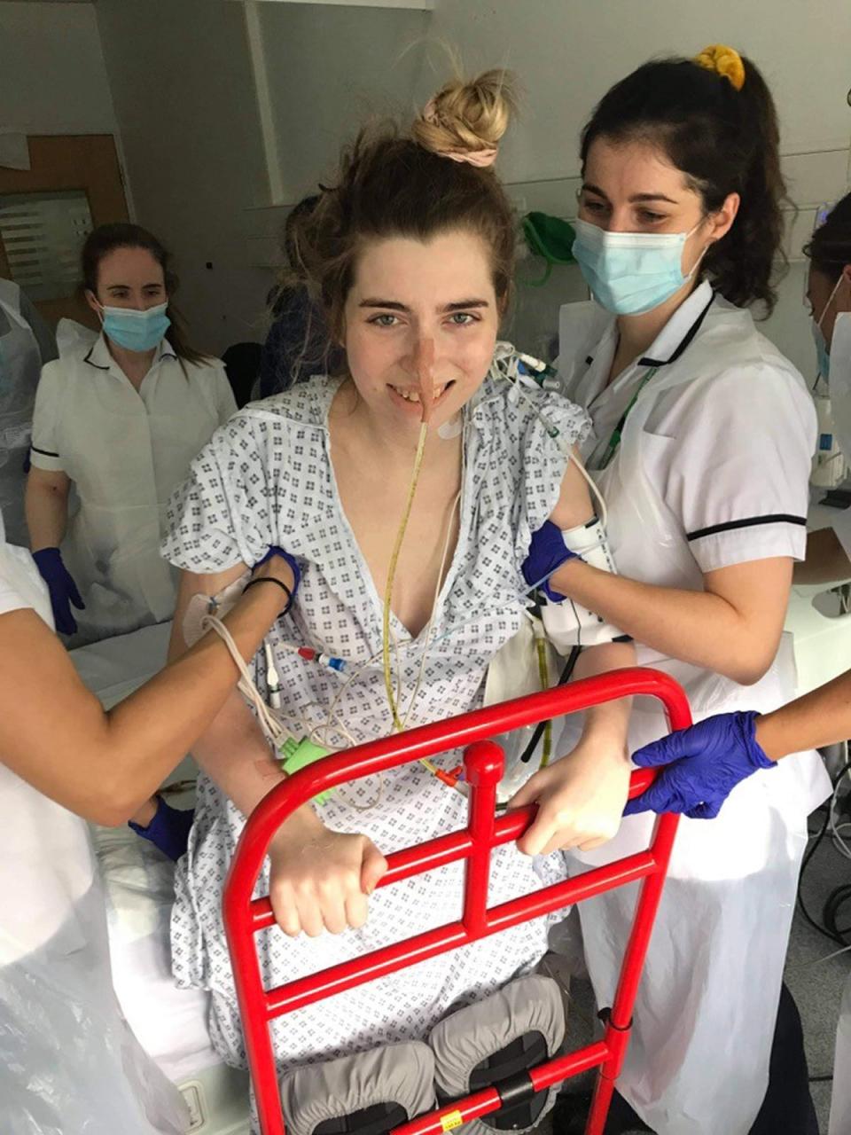 Sophie Anderson, de 24 años, aprendiendo como pararse otra vez con la ayuda de los enfermeros (Collect/PA Real Life)