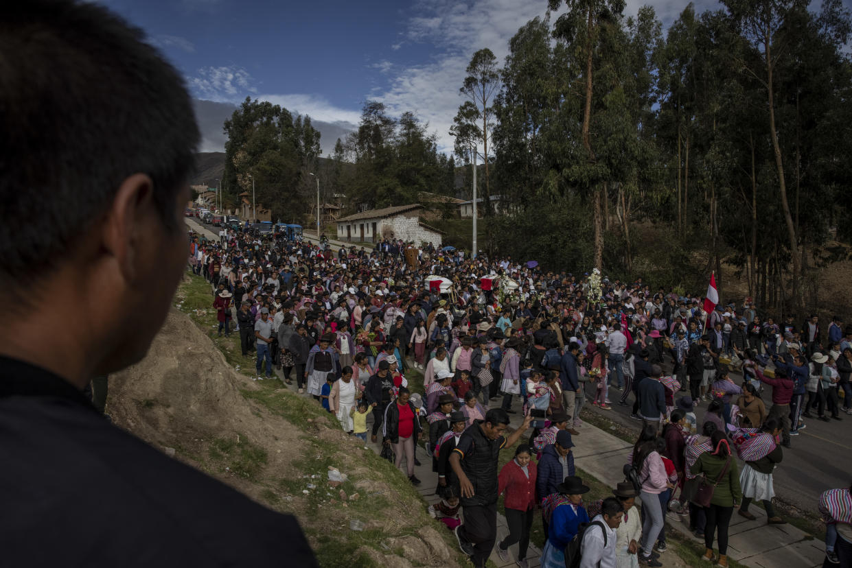 Procesión fúnebre en Quinua, Perú, en memoria de Clemer Fabricio Rojas, un manifestante que murió en los enfrentamientos con el Ejército peruano la semana pasada. (Víctor Moriyama/The New York Times)
