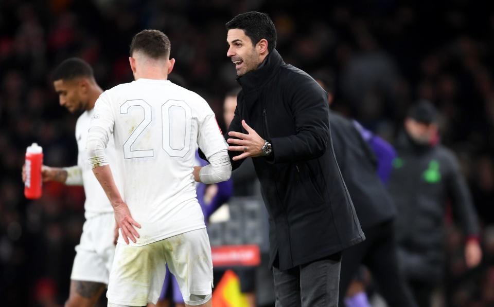 Mikel Arteta gives instructions to Jorginho