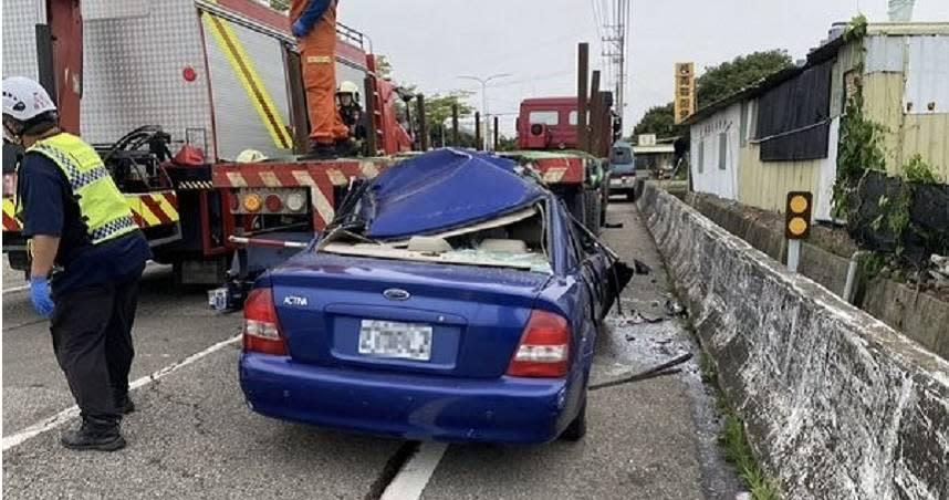 苗栗呂姓男子撞上拖板車，車頭變形當場不治。（ 圖／翻攝畫面）