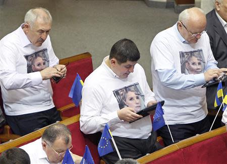 Opposition deputies wear t-shirts in support of imprisoned former Ukrainian Prime Minister Yulia Tymoshenko during a session of Parliament in Kiev November 13, 2013. REUTERS/Gleb Garanich