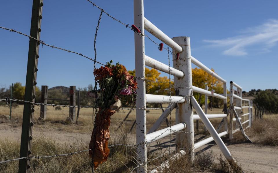 Auf der Bonanza Creek Ranch in New Mexico ereignete sich die Tragödie. Ein Blumenstrauß erinnert an die getötete Kamerafrau Halyn Hutchin. (Bild: 2021 Anadolu Agency/Anadolu Agency)