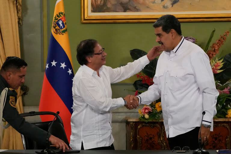 El presidente colombiano Gustavo Petro, centro, estrecha su mano con el presidente venezolano Nicolás Maduro en el Palacio Presidencial Miraflores en Caracas, Venezuela, el sábado 18 de noviembre de 2023. (AP Foto/Ariana Cubillos)