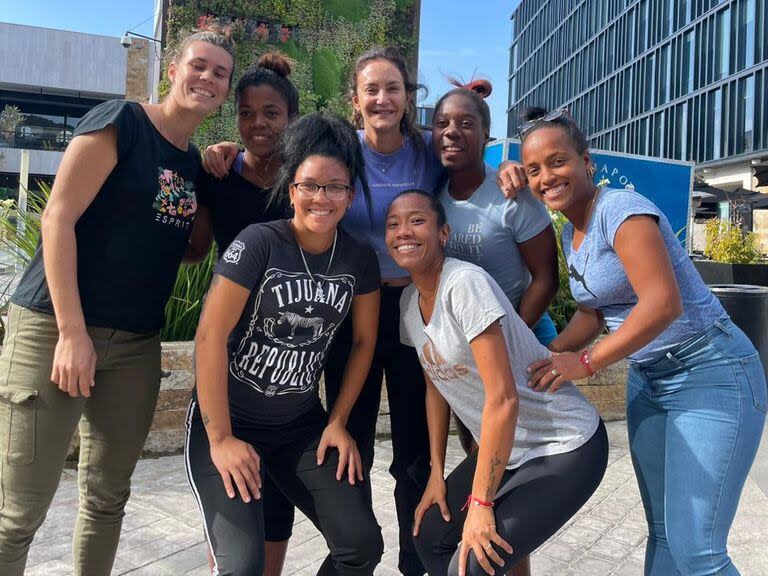 Luciana Aymar (en el centro) junto a las seis jugadoras cubanas que esperan que Chile les de asilo y certidumbre