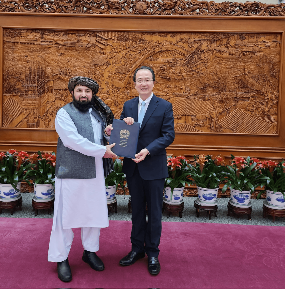 中國接受卡里米（左）為阿富汗為駐北京大使。（翻攝自X@QaharBalkhi）