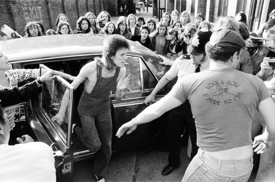 David Bowie arriving for his final Ziggy Stardust concert on July 3, 1973. (Photo: Daily Mirror/Mirrorpix/Mirrorpix via Getty Images)