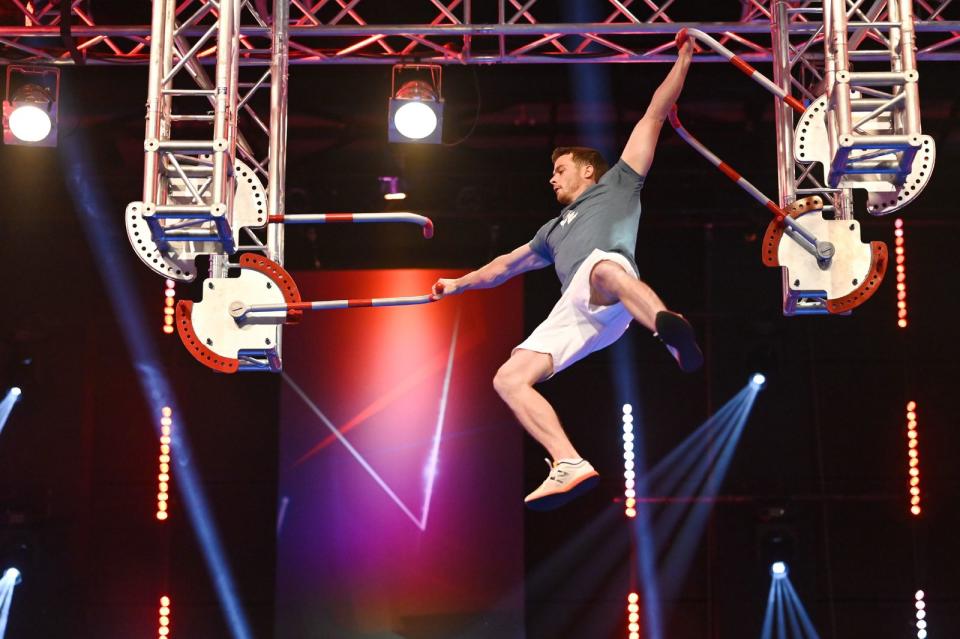 Dort wartete, nicht unerwartet, Oliver Edelmann. Der wurde 2016 Deutschlands erster "Last Man Standing" und war seither jedes Mal im Finale. "Er gehört zum wertvollen Inventar von 'Ninja Warrior Germany'", meinte Jan, während Oliver durch den Parcours segelte, als sei es ein Spaziergang. Am Ende finishte er souverän, fast anderthalb Minuten schneller als Michael Streif. (Bild: TVNOW / Markus Hertrich)