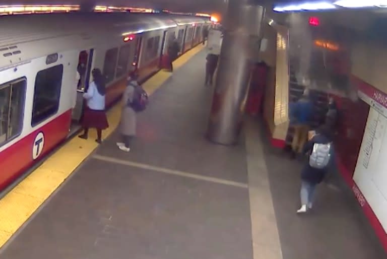 En el metro de Cambridge, Massachusetts, se cayó un panel del techo de una estación y casi aplasta a una pasajera