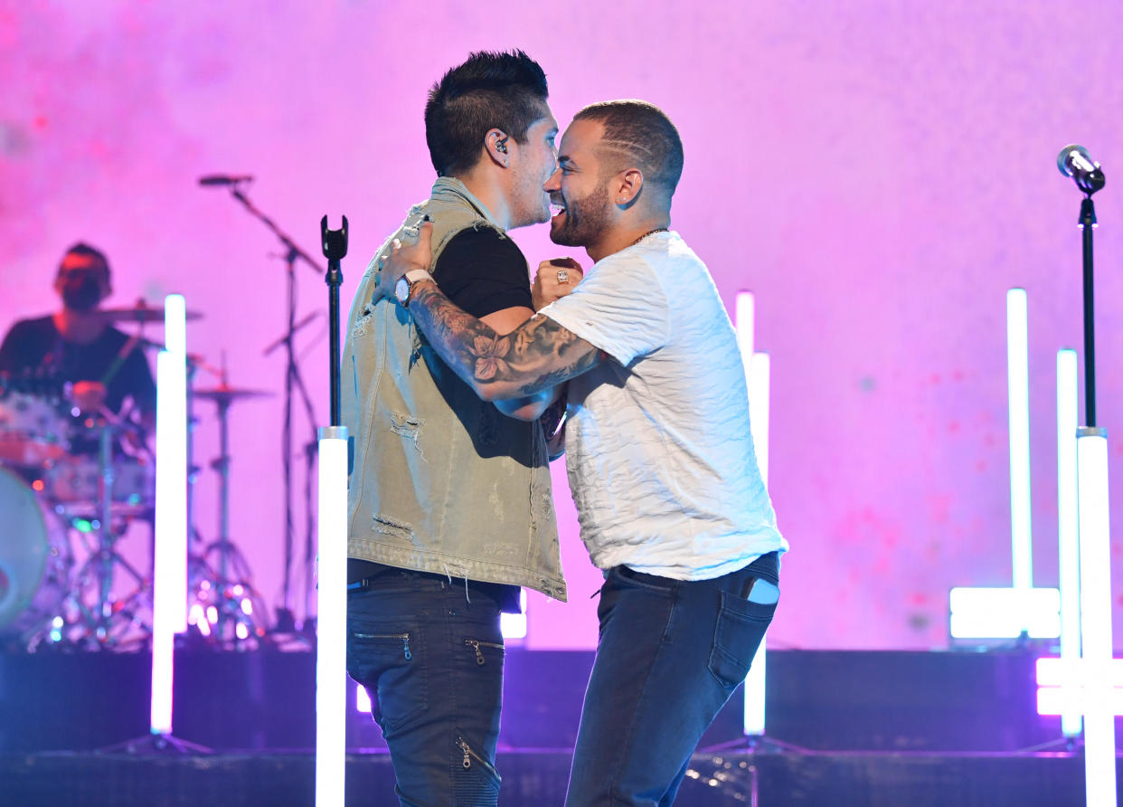 Chyno and Nacho en los Premios Juventud del 2021. (Photo by Jason Koerner/Getty Images for Univision)