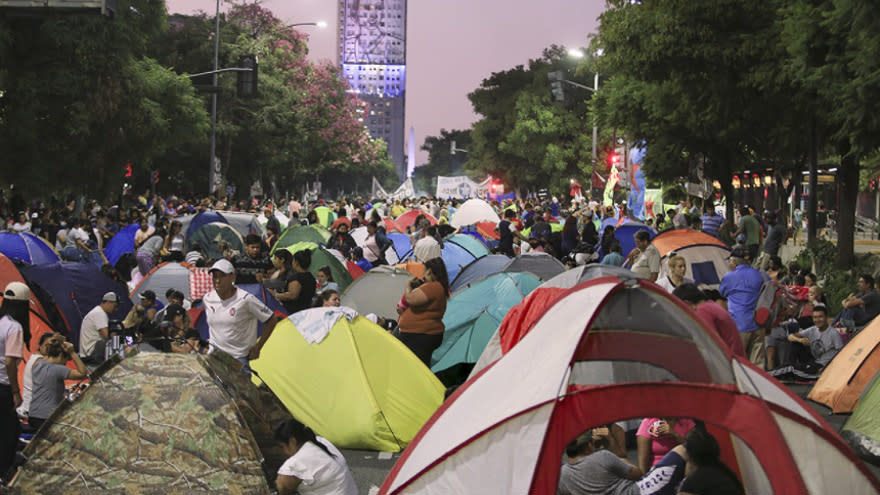 La propuesta de CFK supone dejar a las organizaciones piqueteras al margen de la asistencia social e implementar un salario universal