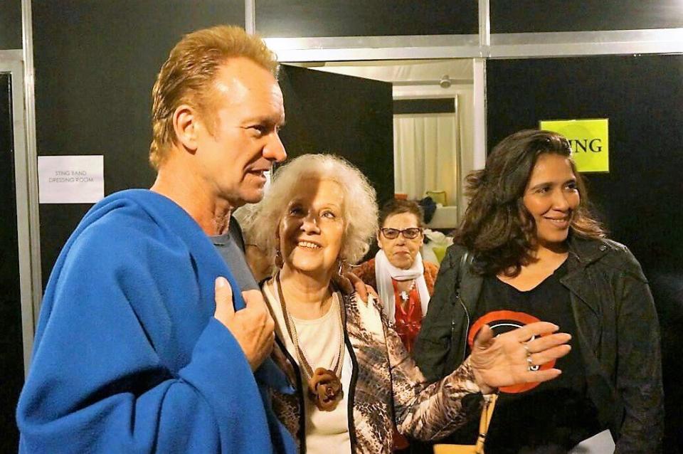 Sting junto a una de las Abuelas y una nieta recuperada. Twitter Las Abuelas