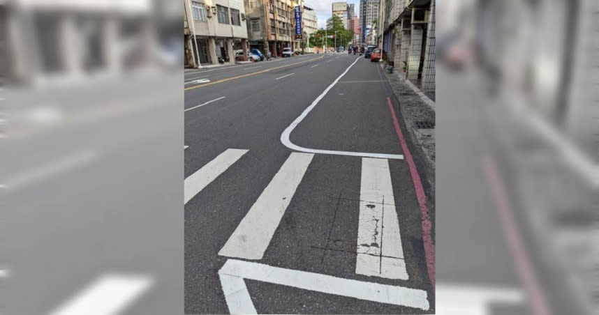 網友發現高雄市自立路最近新畫上的路邊標線，看起來很像大型汽車停車格。（圖／翻攝自PTT）