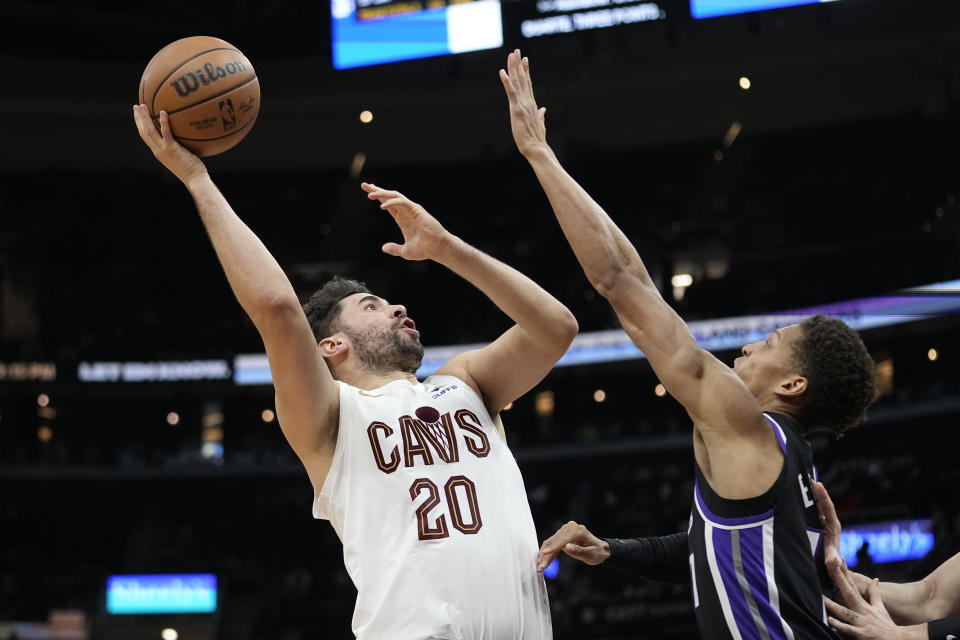 Cleveland Cavaliers' Georges Niang (20) looks to shoot in front of Sacramento Kings forward Kessler Edwards, right, in the second half of an NBA basketball game, Monday, Feb. 5, 2024, in Cleveland. (AP Photo/Sue Ogrocki)
