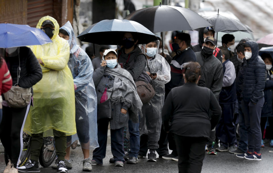 Personas hacen fila afuera de un colegio electoral durante las elecciones generales en La Paz, Bolivia, el domingo 18 de octubre de 2020 (AP Foto/Martín Mejía)