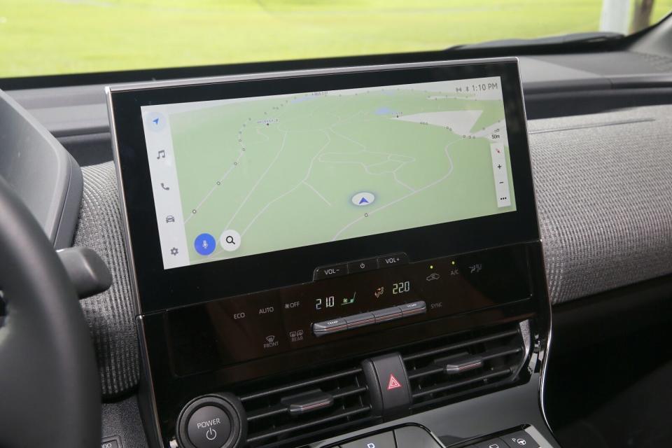 12.3吋中央觸控螢幕主機，整合聲控、空調以及衛星導航等系統功能，並可支援Apple CarPlay & Android auto手機連結機能。