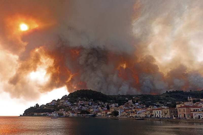 希臘雅典附近的埃維亞島上的一座山發生森林野火，濃煙瀰漫天空（美聯社）