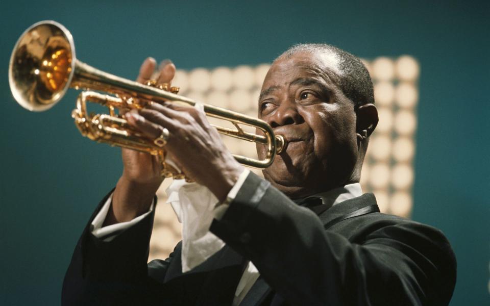 Sein Stil beeinflusst bis heute nachkommende Trompeter des traditionellen Jazz. Aber auch mit seinem Gesang hinterließ  Louis Armstrong Spuren. 1969 sang er den Titel "We Have All The Time In The World" für den James-Bond-Film "Im Geheimdienst Ihrer Majestät". (Bild: 1967 Getty Images/David Redfern)