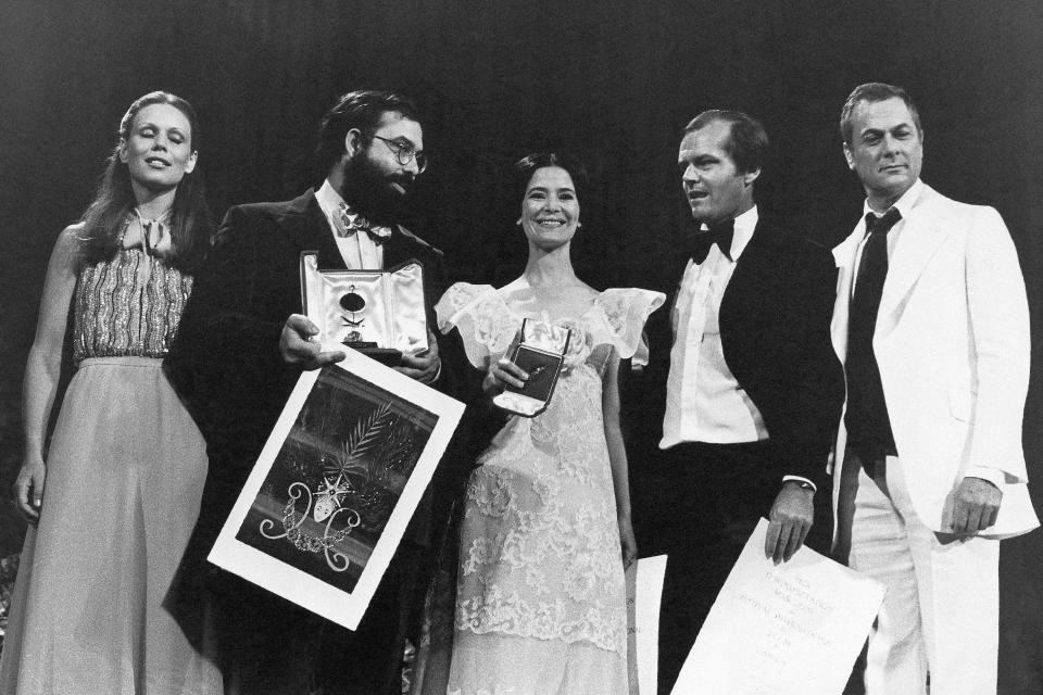 ARCHIVO - La actriz suiza Marthe Keller, de izquierda a derecha, el director estadounidense Francis Ford Coppola ganador de la "Palma de Oro" por su película "The Conversation", Marie-Jose Nat con su premio a la mejor interpretación femenina, el actor estadounidense Jack Nicholson, ganador del premio a la mejor interpretación masculina y el actor estadounidense Tony Curtis, luego de la premiación del Festival de Cine de Cannes concluido el 24 de mayo de 1974 en Cannes, Francia. Coppola regresa a Cannes con su más reciente película "Megalopolis". (Foto AP/Jean-Jacques Levy, archivo)