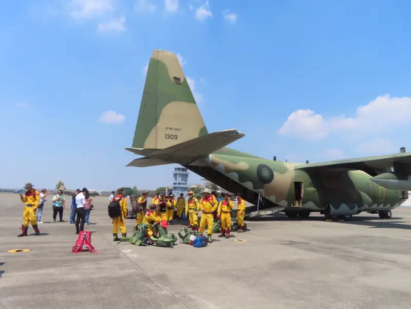 ▲花蓮7.2強震，空軍派遣C-130H型機2架次載運南部特搜隊救災。（圖／空軍司令部提供）