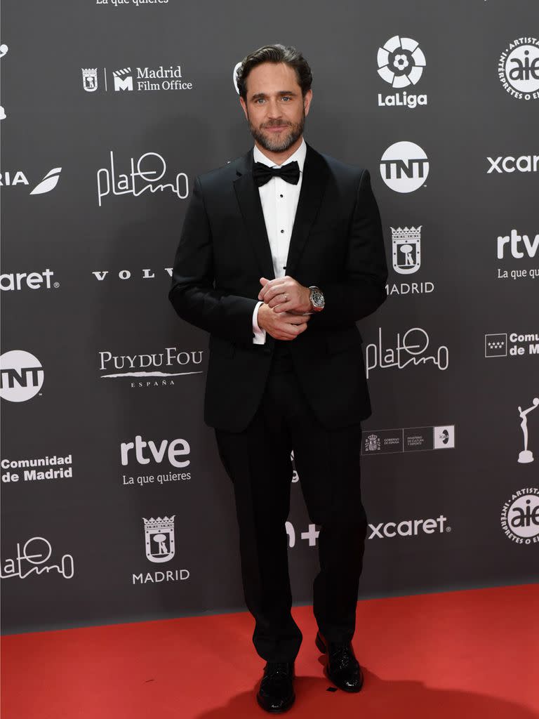 El argentino Michel Brown, muy elegante en la red carpet