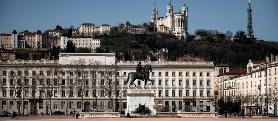 La place Bellecour à Lyon,désertée lors du premier confinement, en mars. Le reconfinement sera, pour les commerçants, pire que le premier en période d'achats de Noël.
