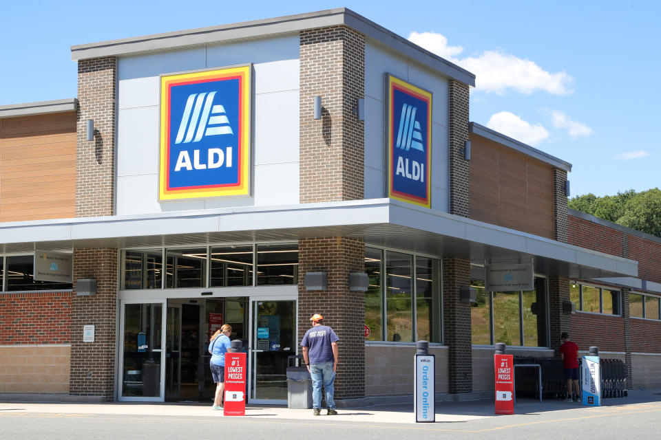 COAL TOWNSHIP, PENNSYLVANIA, UNITED STATES - 2022/08/12: Shoppers are seen outside of an Aldi grocery store. (Photo by Paul Weaver/SOPA Images/LightRocket via Getty Images)