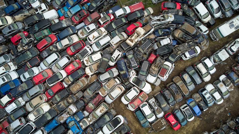 Autowracks, die von der Flut der Ahr durch die Straßen gespült wurden, werden auf einem Gelände gesammelt, um sie zur Verschrottung weiterzutransportieren.