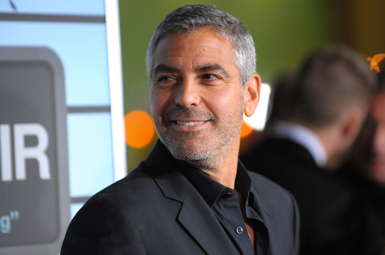 WESTWOOD, CA - 30 DE NOVIEMBRE: El actor George Clooney llega al estreno de 