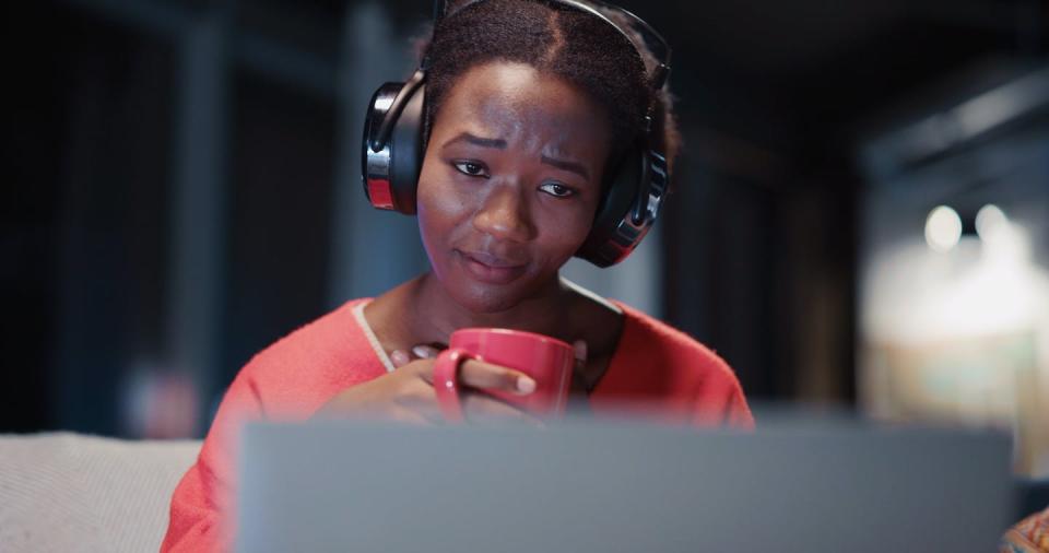 Les films peuvent offrir un espace sécurisé pour exprimer ses émotions. <a href="https://www.shutterstock.com/image-photo/young-sad-african-american-woman-watching-1956958240" rel="nofollow noopener" target="_blank" data-ylk="slk:Fractal Pictures/ Shutterstock;elm:context_link;itc:0;sec:content-canvas" class="link ">Fractal Pictures/ Shutterstock</a>