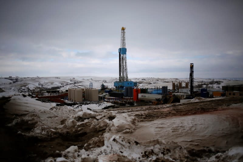 An oil derrick is seen at a fracking site for extracting oil outside of Williston, North Dakota, in this file photo taken March 11, 2013. REUTERS/Shannon Stapleton/Files