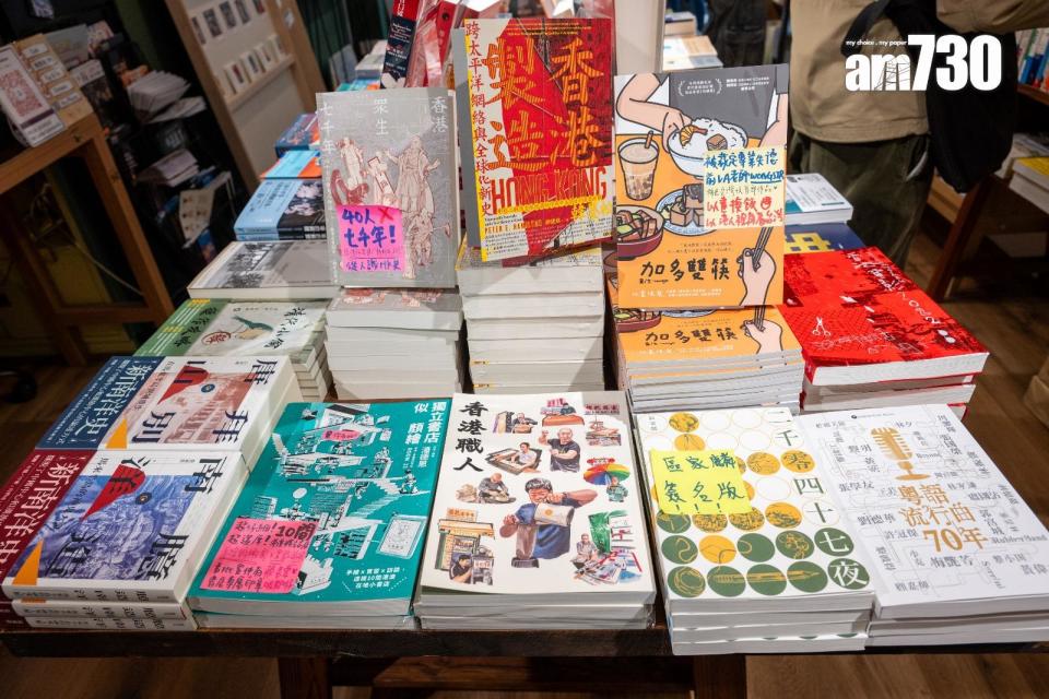香港情懷和流行曲等書籍較受內地客歡迎。(陳奕釗攝)