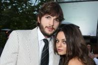 <b>Mila Kunis & Ashton Kutcher</b><br><br>… Ashtons Ex Demi Moore (50) es wohl nicht gerne sieht: Die zwei passen wie die Faust aufs Auge – und sind möglicherweise sogar bald zu dritt. Da kann Milas Managerin noch so oft dementieren, die Äußerungen ihrer Klientin sprechen ja doch für sich: „Ich möchte eine Familie. Ich wäre lieber verliebt und hätte ein Kind, als in einem Film mitzuspielen“, sagte die Schauspielerin im Interview mit dem Magazin Glamour. Mal abwarten, ob sie in Sachen Karriere bald wirklich eine ruhige (Baby-)Kugel schiebt. (Bild: Getty Images)