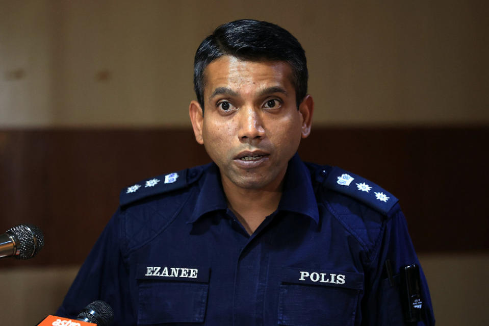 Petaling Jaya police chief Assistant Commissioner Nik Ezanee Mohd Faisal said the suspect had admitted to issuing the threats during the initial investigation when he was arrested earlier today at around 12.50pm. — Bernama pic