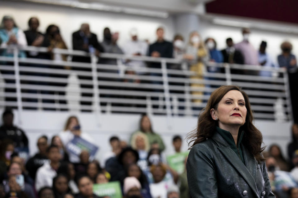 La gobernadora Gretchen Whitmer (demócrata de Míchigan) escucha al expresidente Barack Obama durante un mitin en Detroit, el 29 de octubre de 2022. (Emily Elconin/The New York Times)