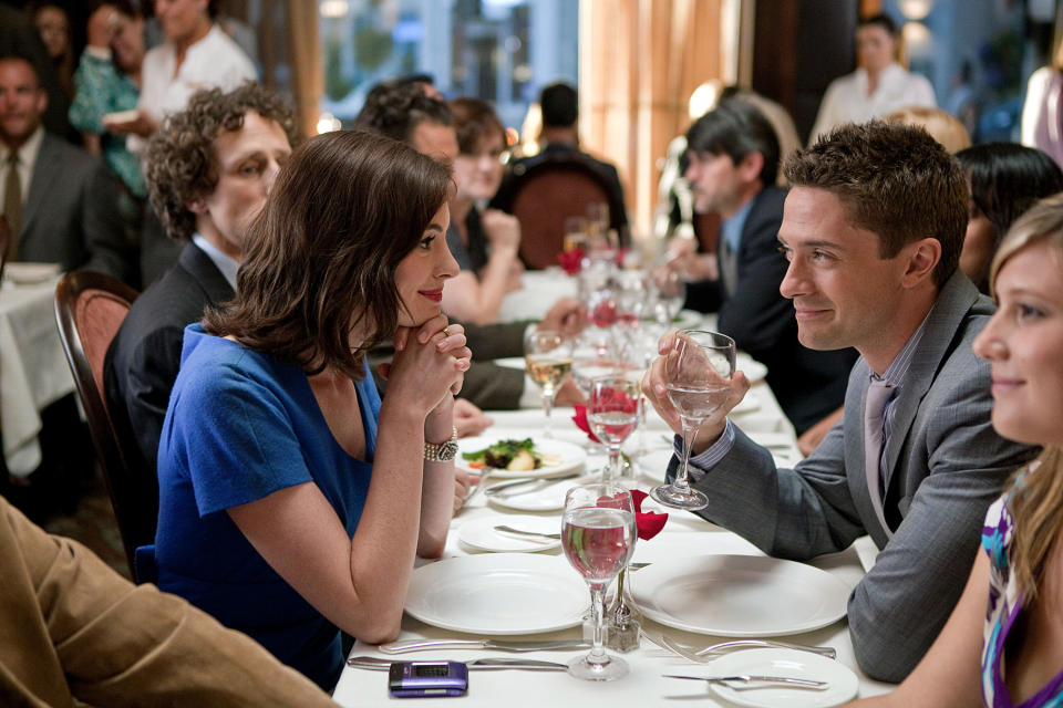 Anne Hathaway and Topher Grace in Valentine's Day