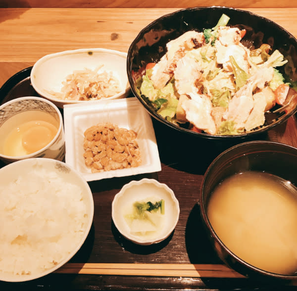 某天在東京吃的午餐。涮豬肉蔬菜沙拉與納豆與生雞蛋。花時間慢慢咀嚼品嘗。 