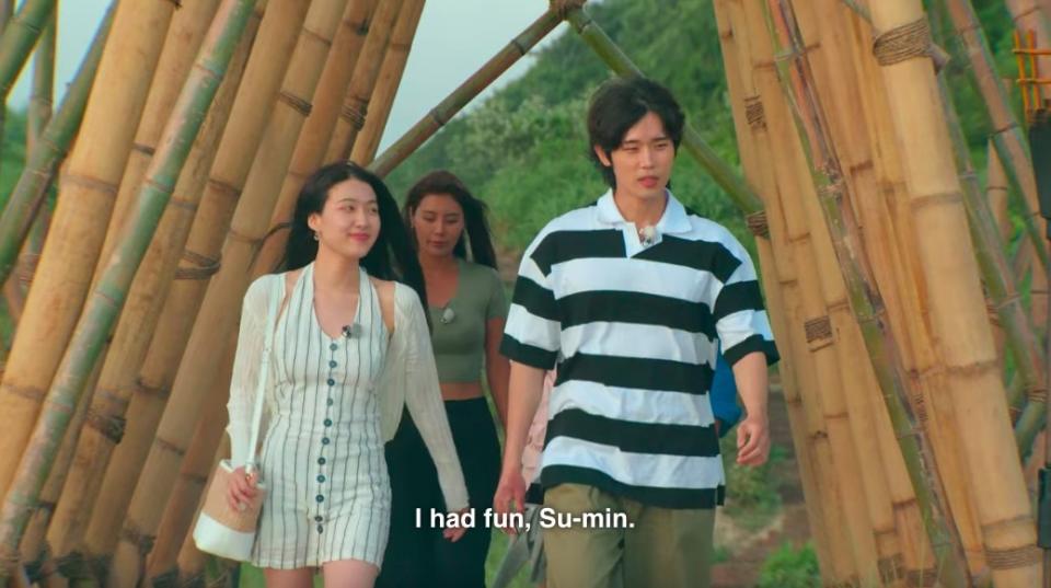 Si-hun tells Su-min he had fun, but their bodies are turned opposite each other and he doesn't look at her