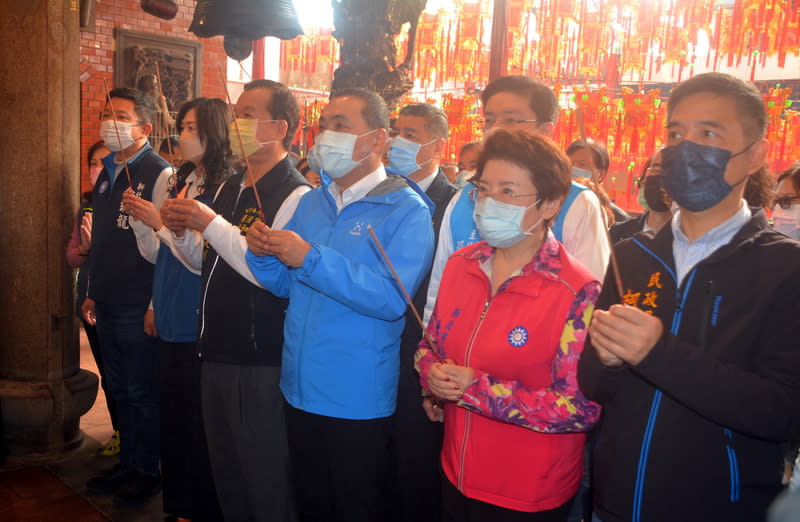 新北市長侯友宜（前右3）17日上午到中和區福和宮參香祈福，致詞時強調，將繼續致力基層建設，不分黨派團結地方。中央社