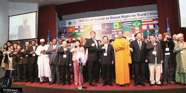 2010年「世界公民人權高峰會」開幕，世界公民總會台灣總會副主席游美容女士帶領各界貴賓，以Energy 手勢，表達一起護衛人權！大會更發起全球論筆「好心好文護地球」活動。