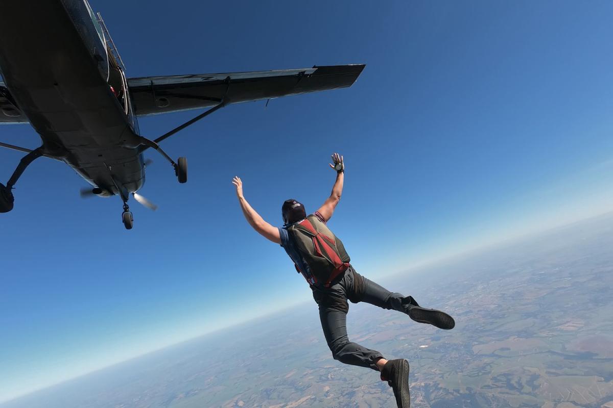 Un pilote français condamné à décapiter un parachutiste avec une aile d’avion alors qu’il sautait