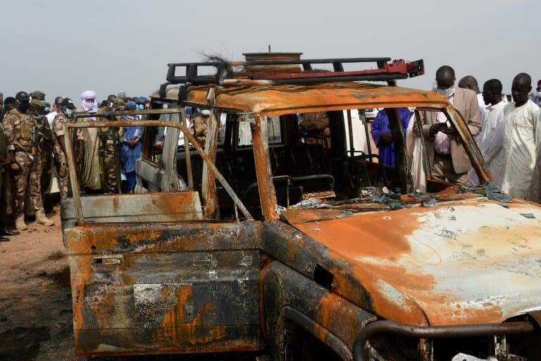 Cérémonie d'hommage, le 21 août 2020, près du véhicule où six humanitaires français et leurs deux guides nigériens ont été assassinés le 9 août dans la réserve de Kouré, au Niger - Boureima HAMA © 2019 AFP