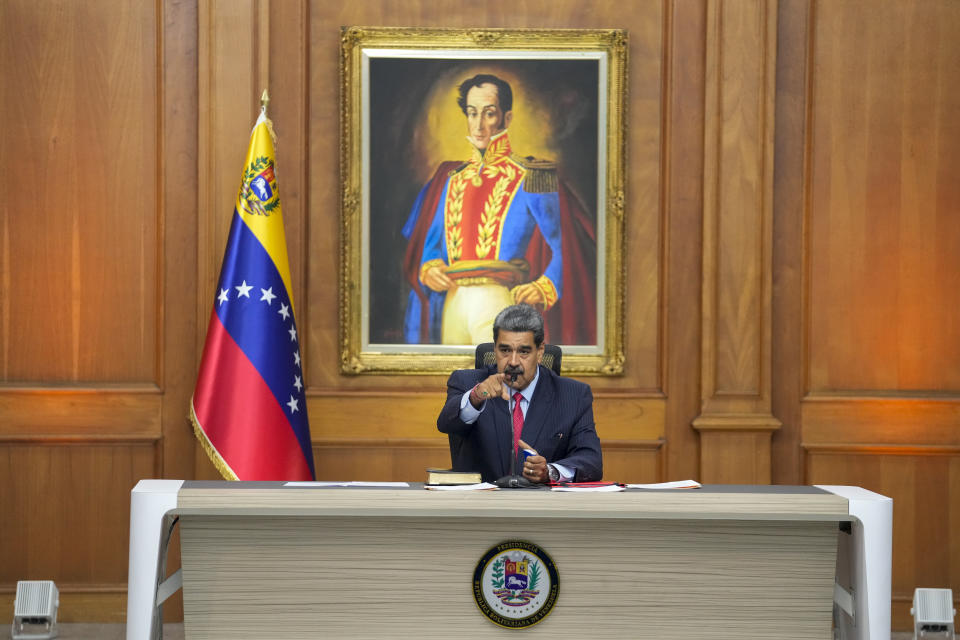 El presidente de Venezuela Nicolás Maduro se sienta frente a una imagen del héroe de la independencia venezolana Simón Bolívar, mientras da una conferencia de prensa en el palacio presidencial de Miraflores, en Caracas, Venezuela, el miércoles 31 de julio de 2024, tres días después de su controvertida reelección. (AP Foto/Matías Delacroix)