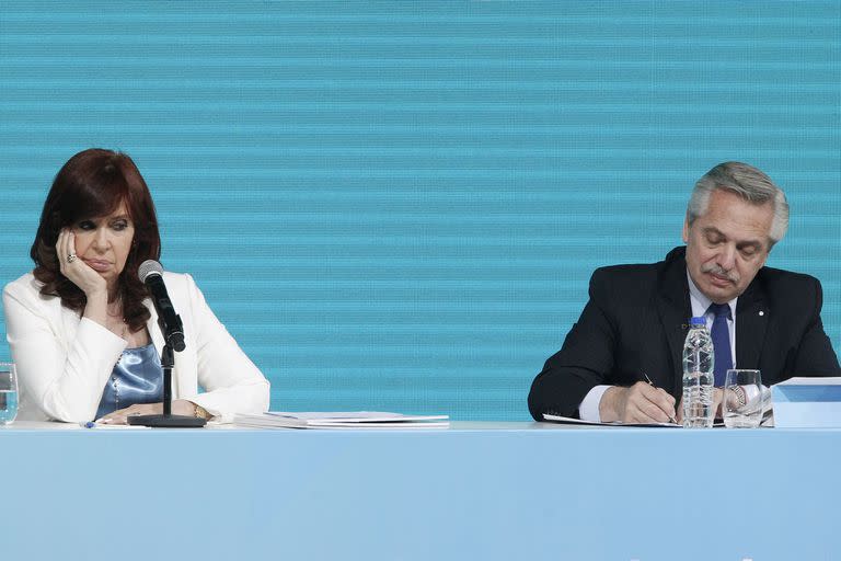 Alberto Fernández y Cristina Kirchner en el acto por los 100 años de YPF