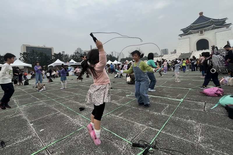 中正紀念堂千人跳繩活動 台灣健康促進成長曲線管理協會16日在中正紀念堂舉 辦千人跳繩活動，超過4000組家庭報名參加，期許學 齡兒童藉此活動養成運動習慣。 中央社記者徐肇昌攝　113年3月16日 