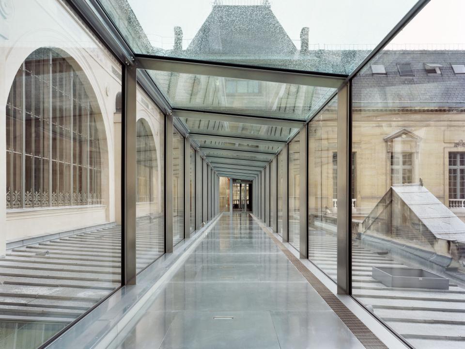 A glass corridor over the roof leads to a new museum space.