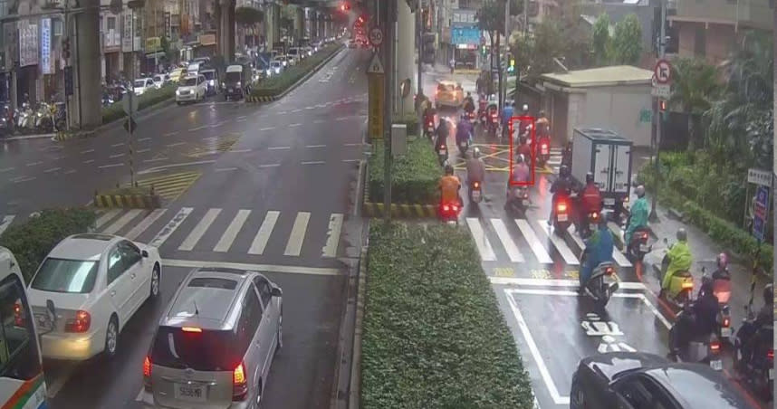 中和中正路板南路口，有17台車闖紅燈。（圖／翻攝自我是中和人臉書）