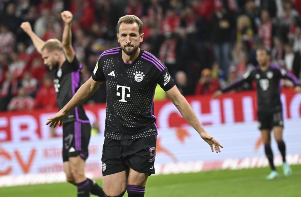 Harry Kane del Bayern Munich celebra tras anotar el segundo tanto de su equipo en el encuentro de la Bundesliga ante el mainz el sábado 21 de octubre del 2023. (Arne Dedert/dpa via AP)